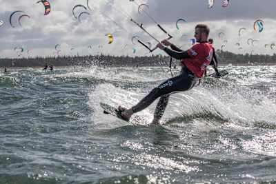 Un competidor en acción en la competición de kiteboard Red Bull Coast 2 Coast 2015, que fue desde la costa de Alemania hasta la costa de Dinamarca, el 20 de septiembre de 2015.