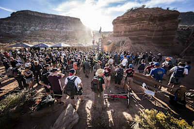 Noch ein kurzes Briefing und dann wird gekürt: Siegerehrung bei der zehnten Red Bull Rampage.