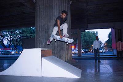 Knees up and back hand ready