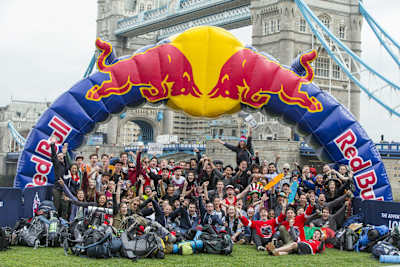 All die Aufgaben schweißen zusammen. All die Aufgaben schweißen zusammen.