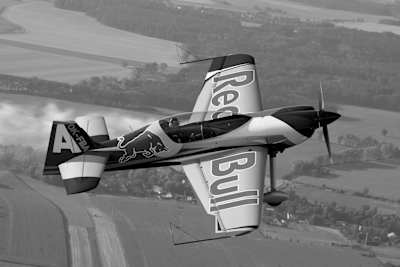 Red Bull Flying Bulls foto Jaroměř létání akrobacie černobílý svět prvky manévry airshow