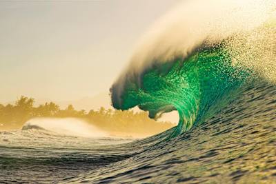 Eine massive Welle bricht in Pipeline auf Hawaii.