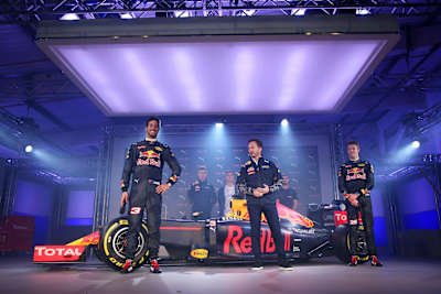 Ricciardo, Horner and Kvyat in their new team-wear