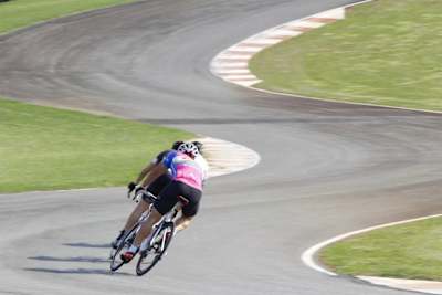 Ciclismo e automobilismo: amor ou ódio?