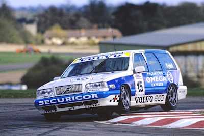 Un Volvo 850 estate compitiendo en el BTCC