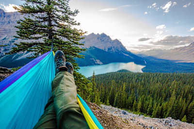 Kanada'daki Peyto Gölü'ne karşı hamak keyfi Kanada'daki Peyto Gölü'ne karşı hamak keyfi