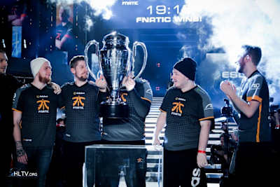 Чемпионы с уже привычным для них трофеем