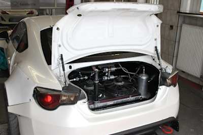 Chłodnica i wentylatory w bagażniku