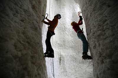 Escalade d'un mur de glace intérieur en Écosse