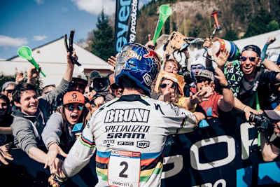 Les fans félicitent le rider français Loïc Bruni à l'arrivée de la Coupe du monde UCI de VTT descente (DH) à Lourdes en France.