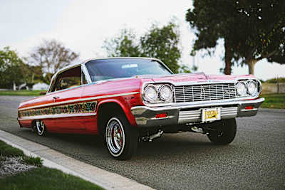 Die Lowrider Rose mit pinker Lounge im Inneren. Die Lowrider Rose mit pinker Lounge im Inneren.