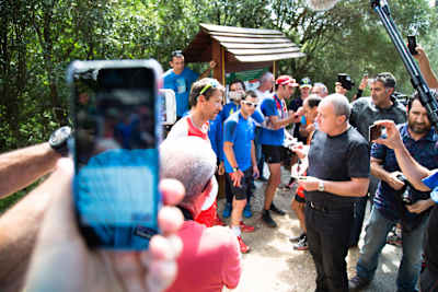 O comitê de boas vindas na linha de chegada