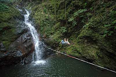 Alex Mason robi salto w trakcie chodzenia po taśmie