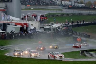 すり鉢状の地形が独特の雰囲気をもたらす