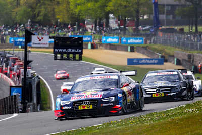 2013年：ブランズのホームストレートを駆け下りるDTMマシン