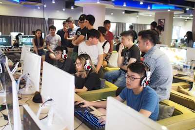 Zanthel (centre with headphones) in a tournament