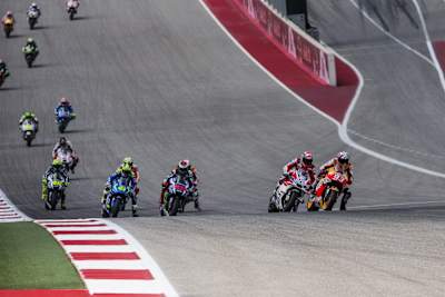 現在ではほぼすべてのMotoGPライダーが内足外しを取り入れている