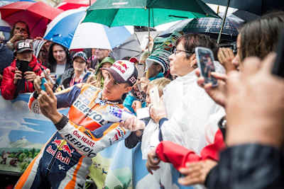 Marc Márquez knipst Selfies mit seinen Fans