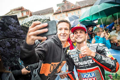Ein glücklicher Fan mit Sandro Cortese