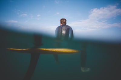 Surfer auf einem Longboard in UK.