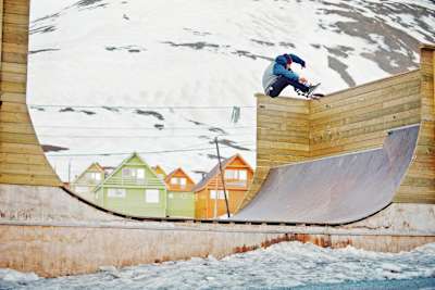 Karsten Kleppan hace un Frontside Flip en Spitsbergen, Noruega, fotografía de Brian Gaberman.