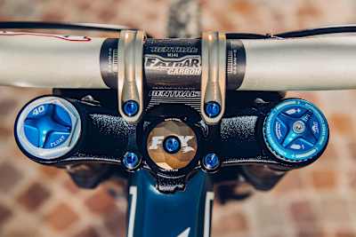 The Renthal carbon fibre Fatbar on Aaron Gwin's Worlds YT Mob Tues