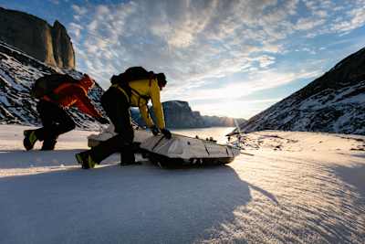 Zwei Männer schieben ihre Schlitten während einer Expedition auf den Baffininseln.