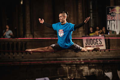 Pedro Rafael Marques - zawodowiec w trakcie uprawiania slackline