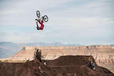 Brandon Semenuk, back flip one foot can