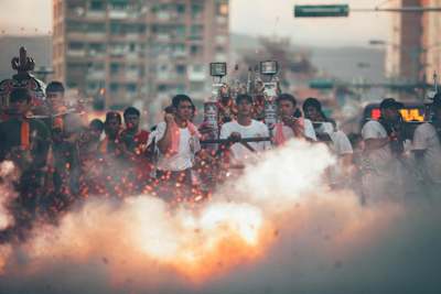 頑童MJ116的小春舉像遶境。