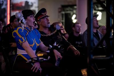 Chun-Li & M. Bison Cosplayers watch Battle Grounds