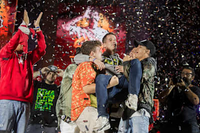 Celebración de los gallos con Skone, nuevo campeón