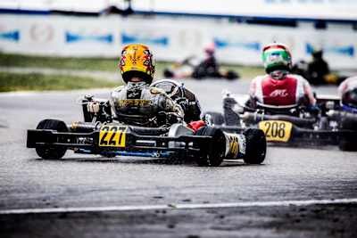 Lerne, auf nassen Tracks zu fahren.