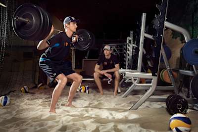 Александр Браувер и Роберт Меувсен выполняют упражнения во время тренировки в Гааге, Нидерланды на 15 января 2014 года.