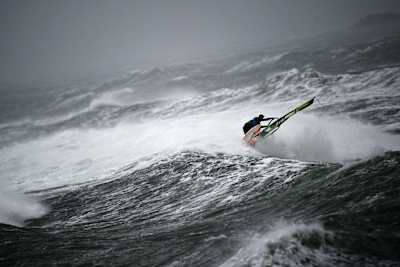 Un windsurfer durante la Red Bull Storm Chase en Irlanda.