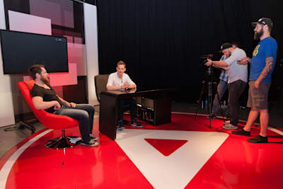 Dennis moderiert Talking Games für Playnation TV.