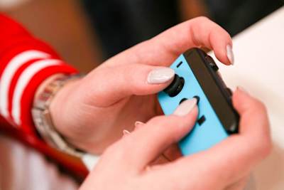 Die Joy-Con gibt es in grau oder neonfarben. Die Joy-Con gibt es in grau oder neonfarben.