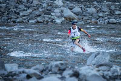 Braden Currie corre através de um rio na Nova Zelândia