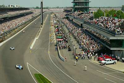 伝統のインディ500決勝日には26万近い大観衆が集まる