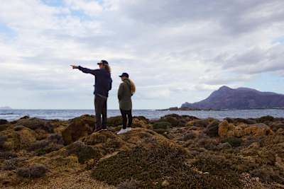 Lejos de Florida, observando una ola griega.