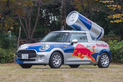 MINIの本命である3ドアモデルを、ピックアップトラックのようなボディ形状へと改造している。