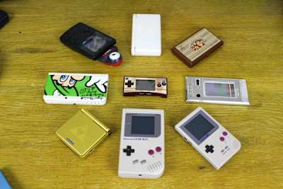 Vous avez reconnu la DS Lite et la New 3DS ? Une image de toutes les consoles portables de Nintendo.
