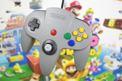 独特のデザインだが使いやすいN64コントローラー