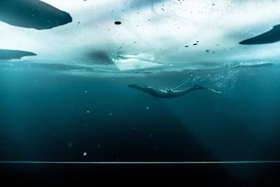 L'apnéiste Arthur Guérin-Boëri a réussi le record du monde de parcourir 175m en apnée sous la glace dans une eau entre 0 et 2 C°.
