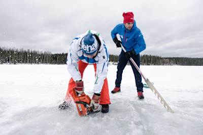 Percée dans 50 cm de glace pour Arthur Guérin-Boëri avant de réussir le record de parcourir 175 mètres en apnée sous la glace.