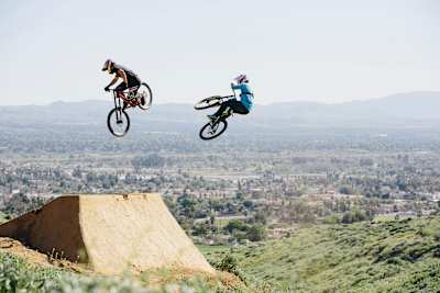 Carson Storch y Darren Berrecloth en acción en Riverside, California, EE.UU, el 10 de marzo de 2017.