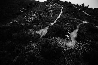 I love the way the lines leads you down the trail. This photo is taken an afternoon a couple of days before the EWS.