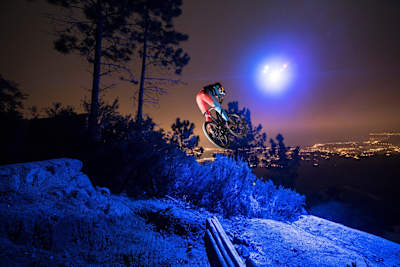 Le pilote Loïc Bruni descente de VTT est chassé par un drone équipé de LED la nuit sur une piste de DH à Mandelieu dans la vidéo Night Chase.