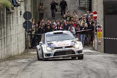Volkswagen Polo R WRC Carlos Sainz conduit une voiture de rallye Wolkswagen Polo R au championnat du monde des rallyes.