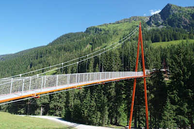 Die "Golden Gate" des Glemmtaler Baumzipfelwegs.